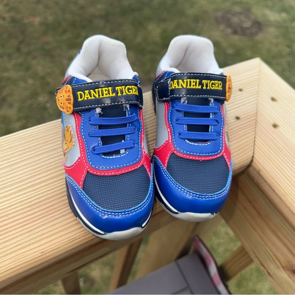 Daniel Tiger light up shoes 11C - Picture 5 of 8
